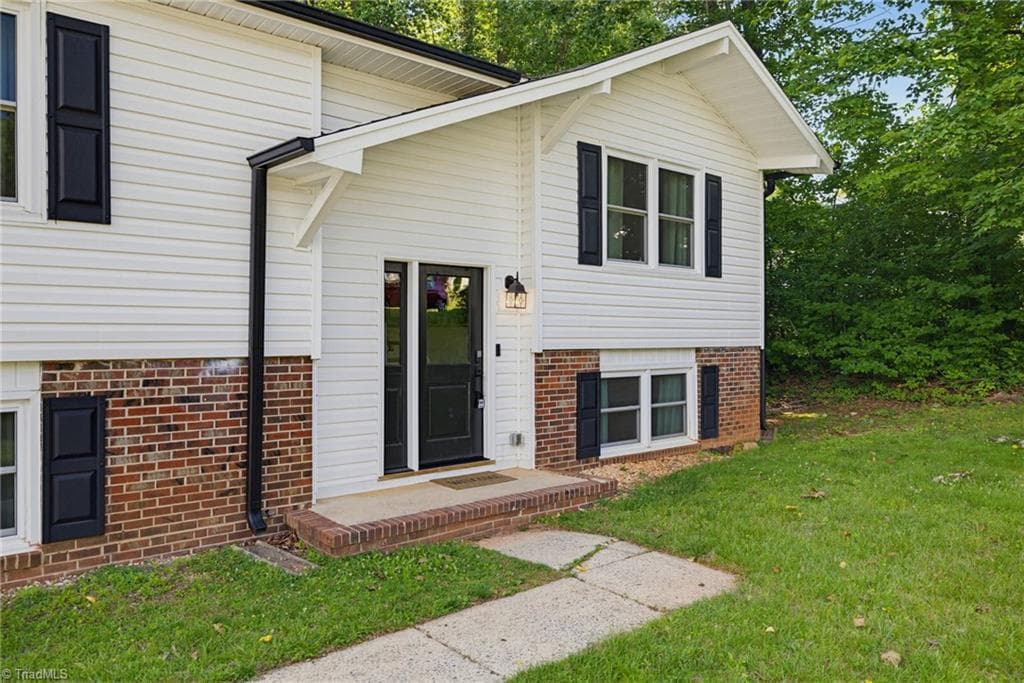 Stick/Site Built at 821 Prince Edward Road, Kernersville NC 27284, photo 4 of 30