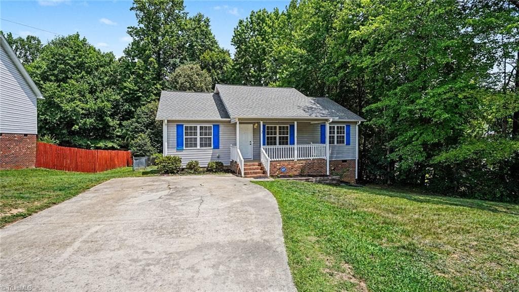 Stick/Site Built at 2 Leaf Ridge Court, Thomasville NC 27360, photo 2 of 21