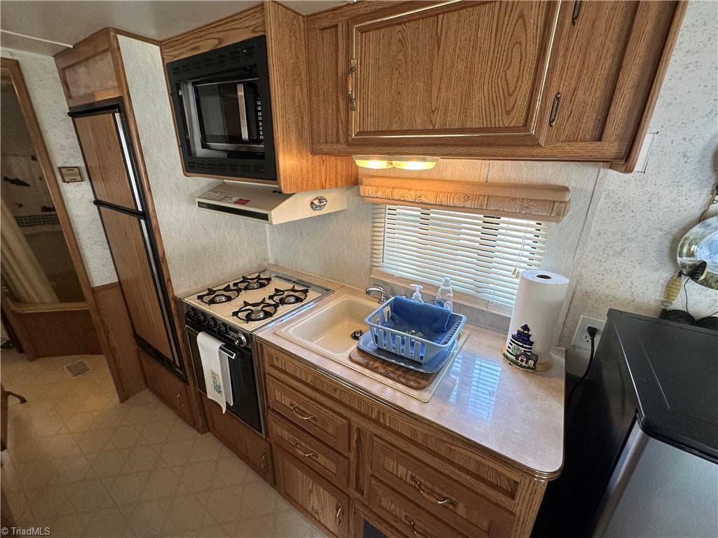 Manufactured Home at 117 Elm Street, New London NC 28127, New London, photo 10 of 48