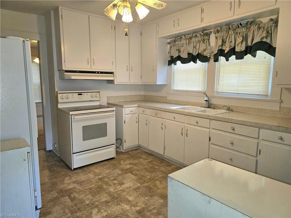 Stick/Site Built at 1301 W 5th Avenue, Lexington NC 27295, photo 2 of 10