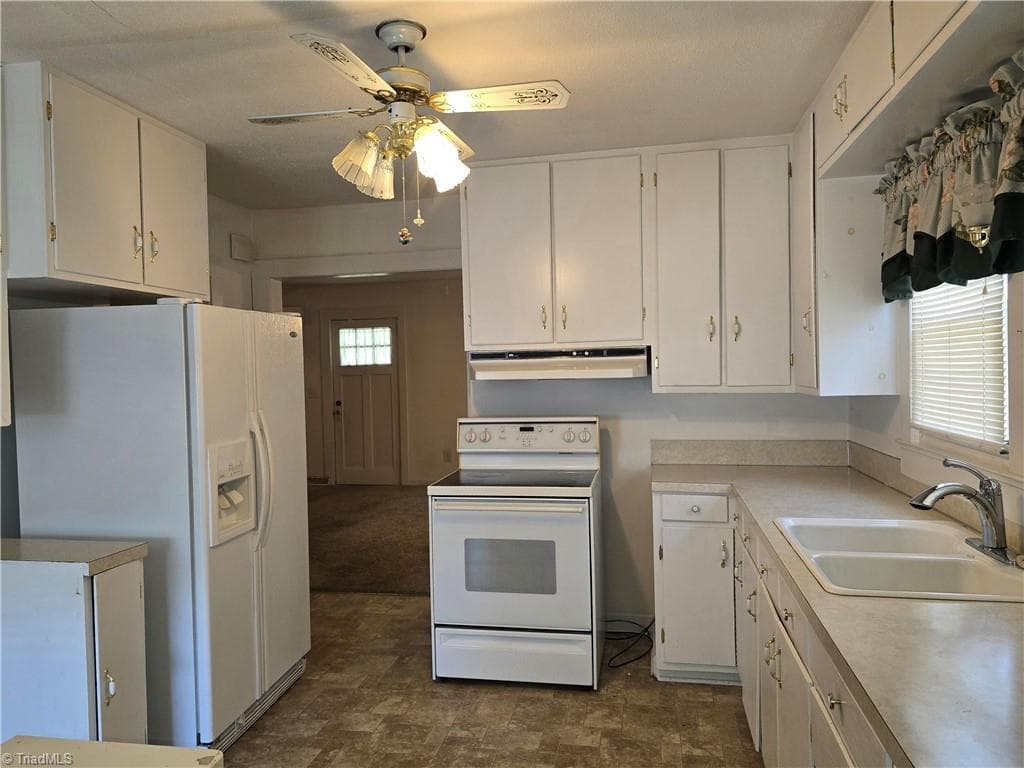 Stick/Site Built at 1301 W 5th Avenue, Lexington NC 27295, photo 3 of 10