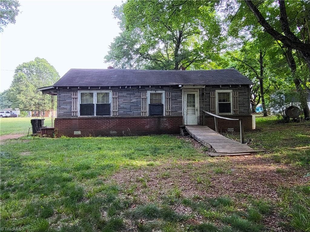 Stick/Site Built at 109 S Avondale Road, Lexington NC 27292, Lexington, photo 3 of 4