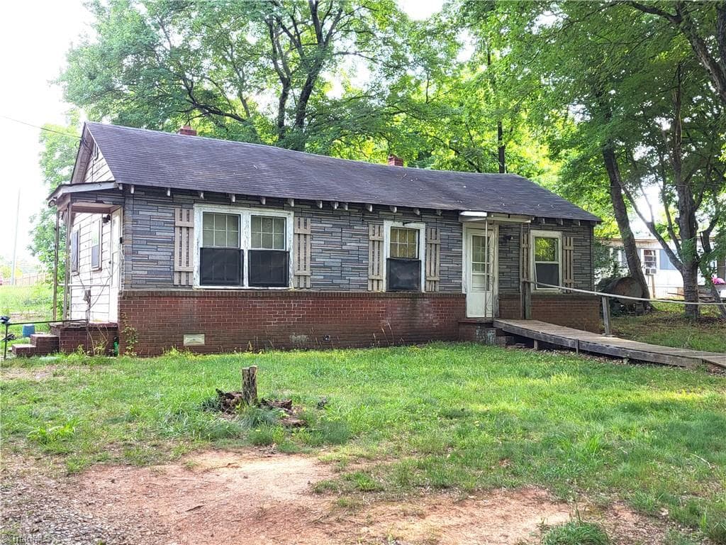109 S Avondale Road, Lexington NC 27292