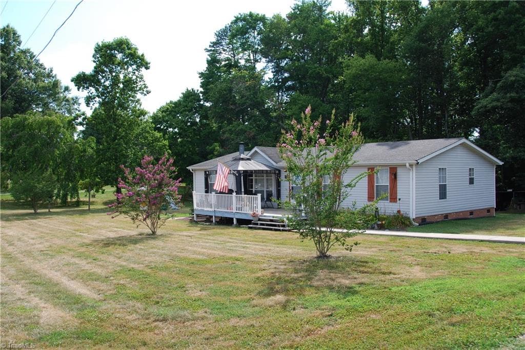 Manufactured Home at 1090 Chestnut Grove Road, King NC 27021, photo 6 of 35