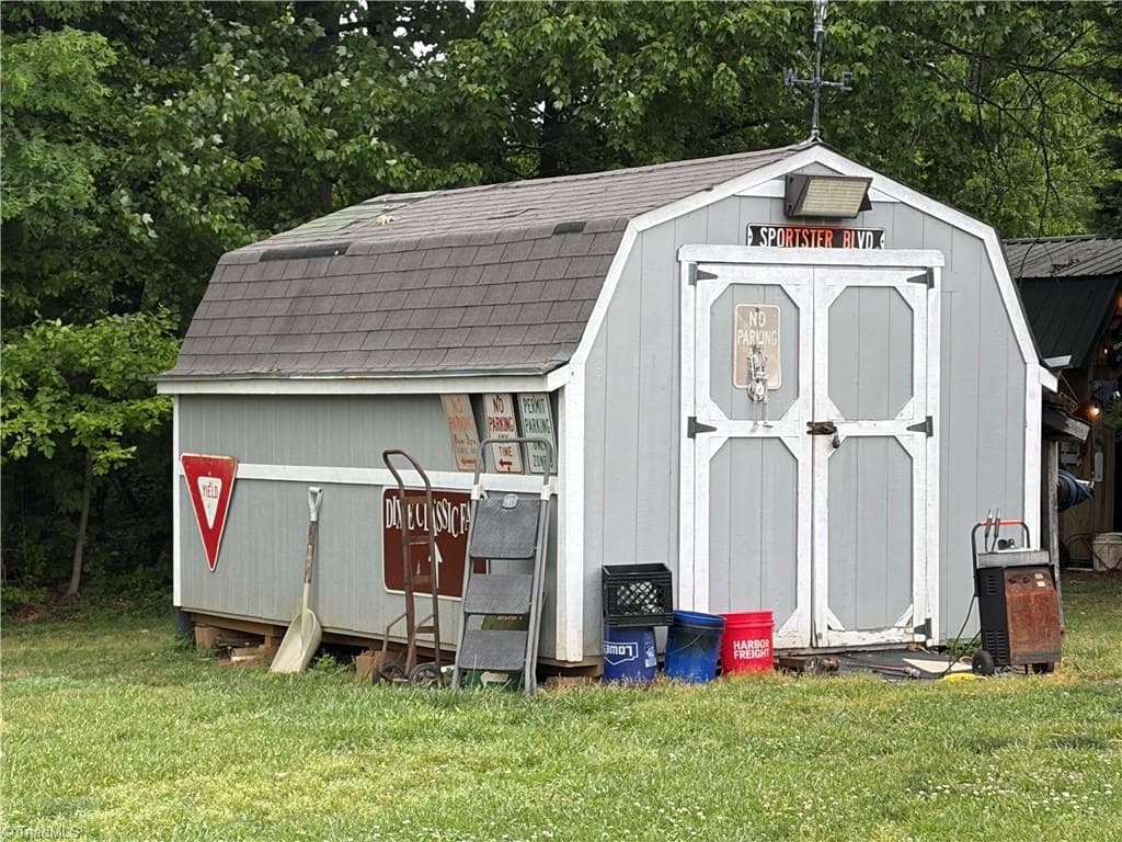 Manufactured Home at 1090 Chestnut Grove Road, King NC 27021, photo 10 of 35
