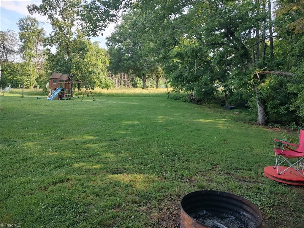 Manufactured Home at 1090 Chestnut Grove Road, King NC 27021, photo 31 of 35
