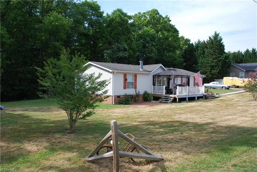 Manufactured Home at 1090 Chestnut Grove Road, King NC 27021, photo 4 of 35
