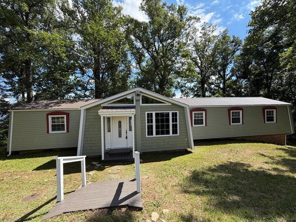 794 RHODODENDRON Road, Hillsville VA 24343