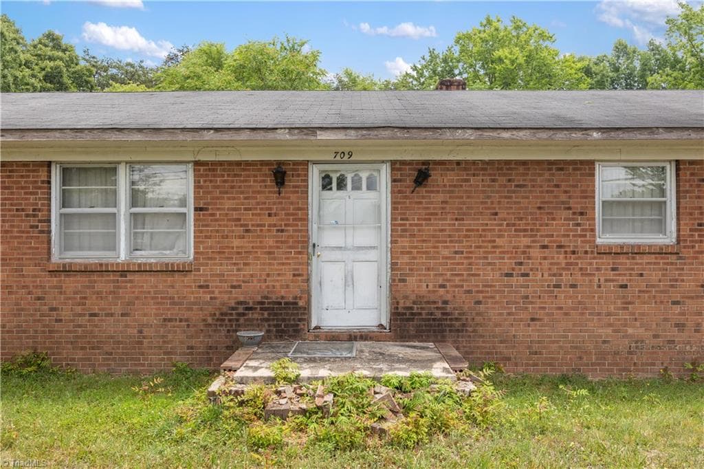 Stick/Site Built at 709 Westover Drive, High Point NC 27265, photo 10 of 33
