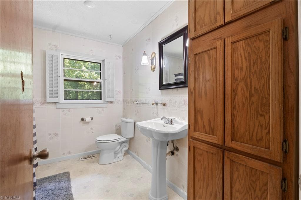 Stick/Site Built at 3622 Lower Lake Road, Thomasville NC 27360, photo 12 of 28