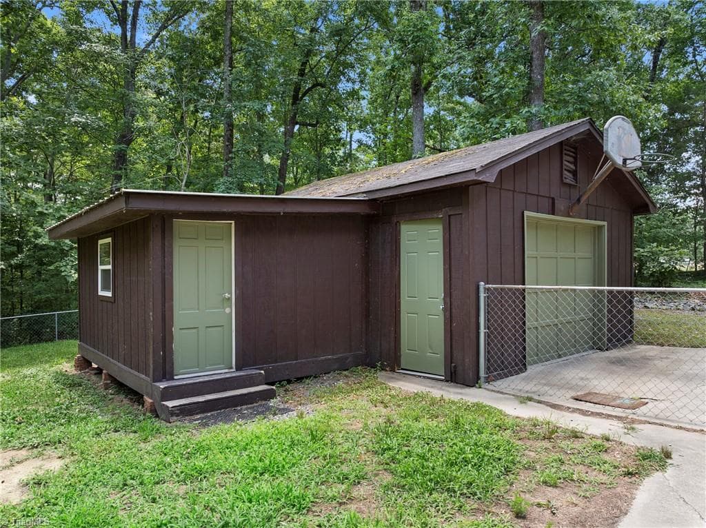 Stick/Site Built at 3622 Lower Lake Road, Thomasville NC 27360, photo 24 of 28