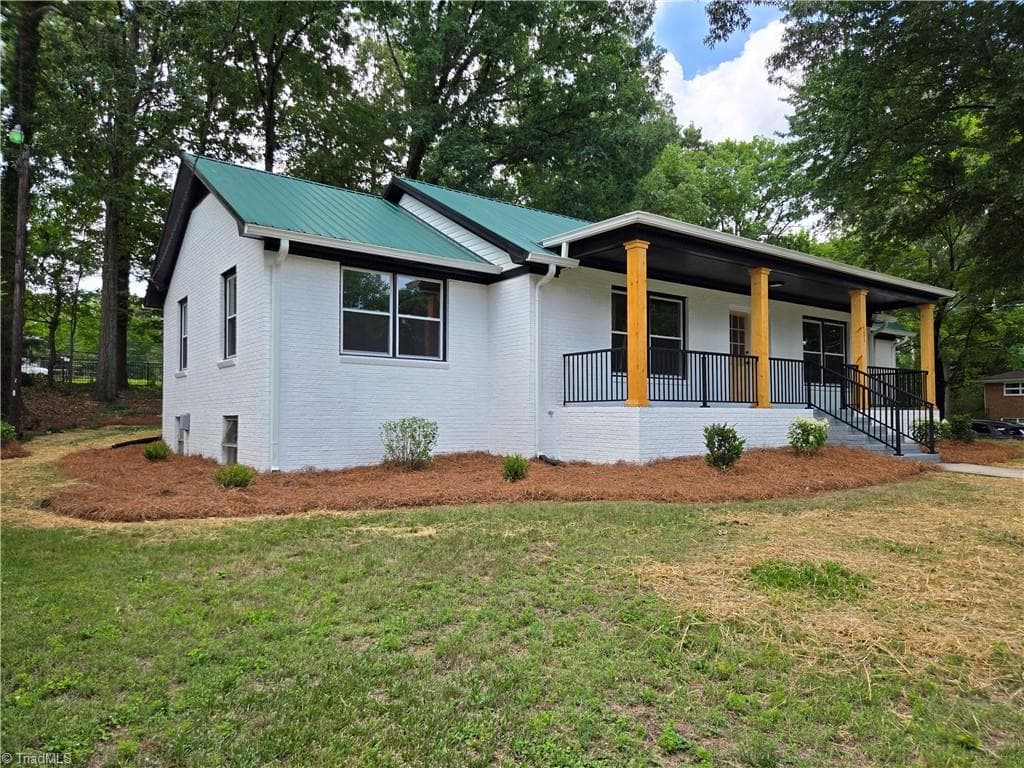 Stick/Site Built at 701 Willowmoore Avenue, Thomasville NC 27360, photo 2 of 32