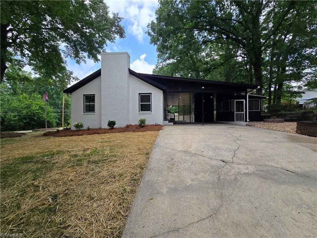 Stick/Site Built at 701 Willowmoore Avenue, Thomasville NC 27360, photo 3 of 32