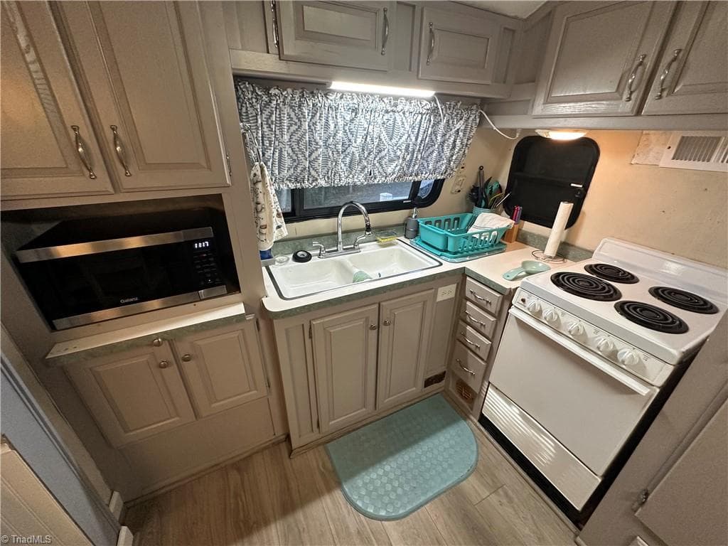 Manufactured Home at 138 Marina Drive, New London NC 28127, photo 12 of 50