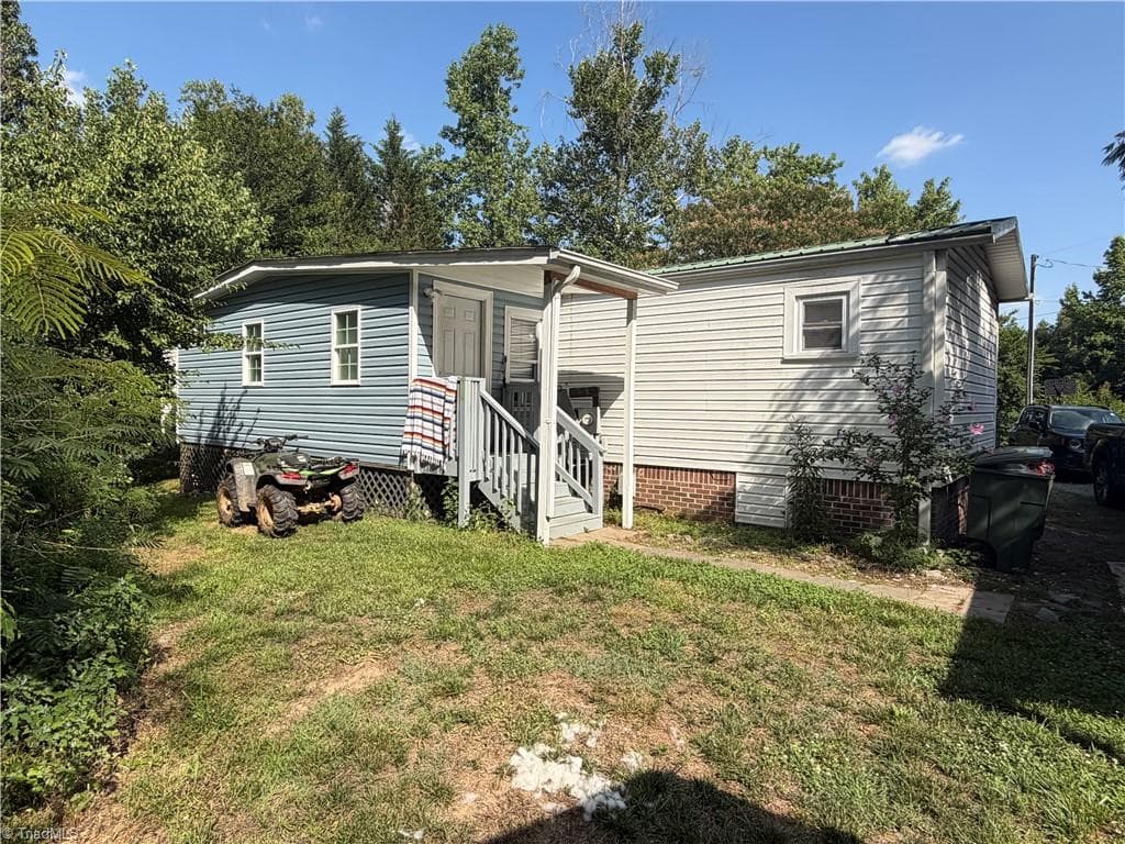 Manufactured Home at 4509 Oakley Court, Walkertown NC 27051, photo 2 of 16