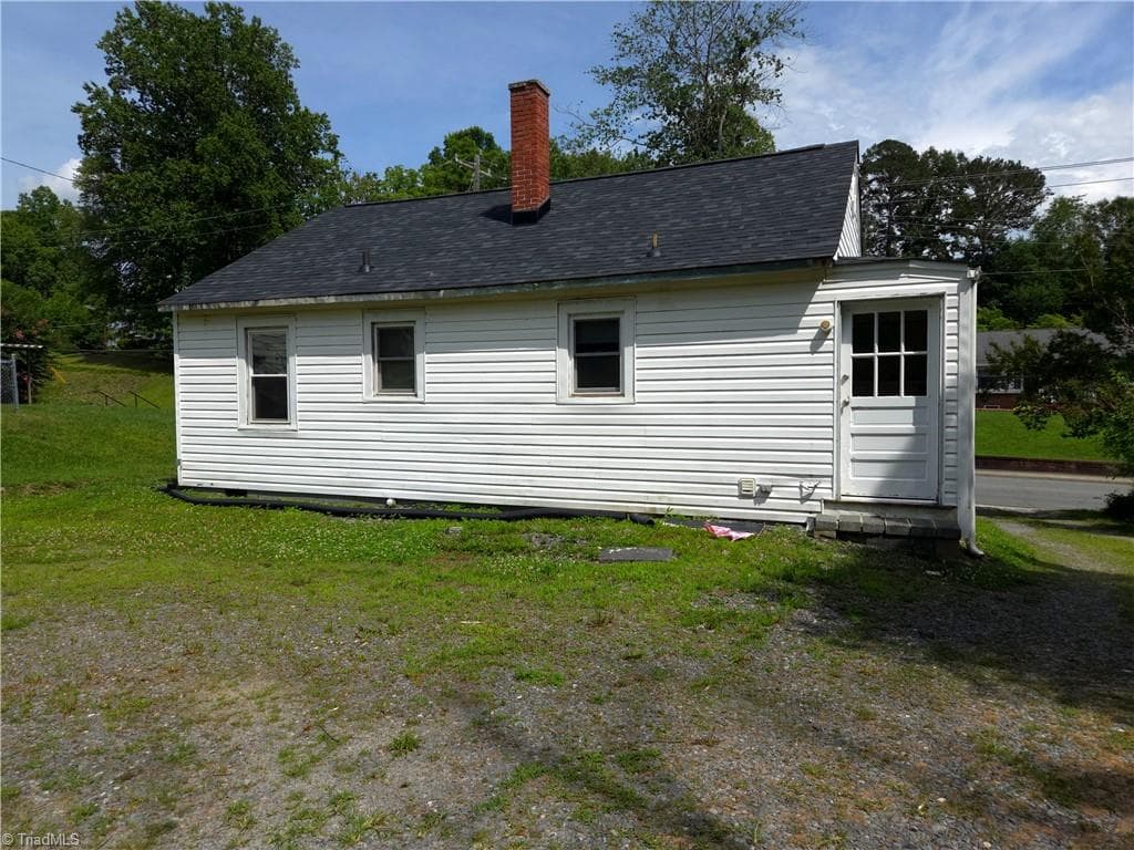 Remarks at 402 and 410 Worth Street, Mount Airy NC 27030, photo 12 of 20