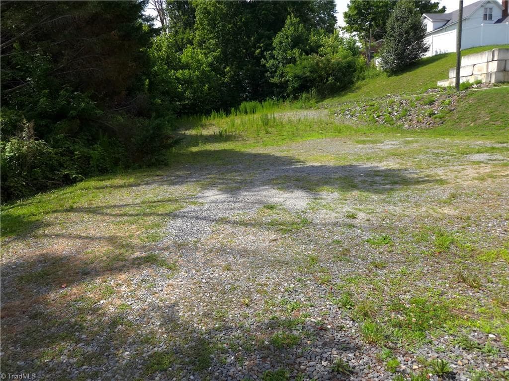 Remarks at 402 and 410 Worth Street, Mount Airy NC 27030, photo 9 of 20