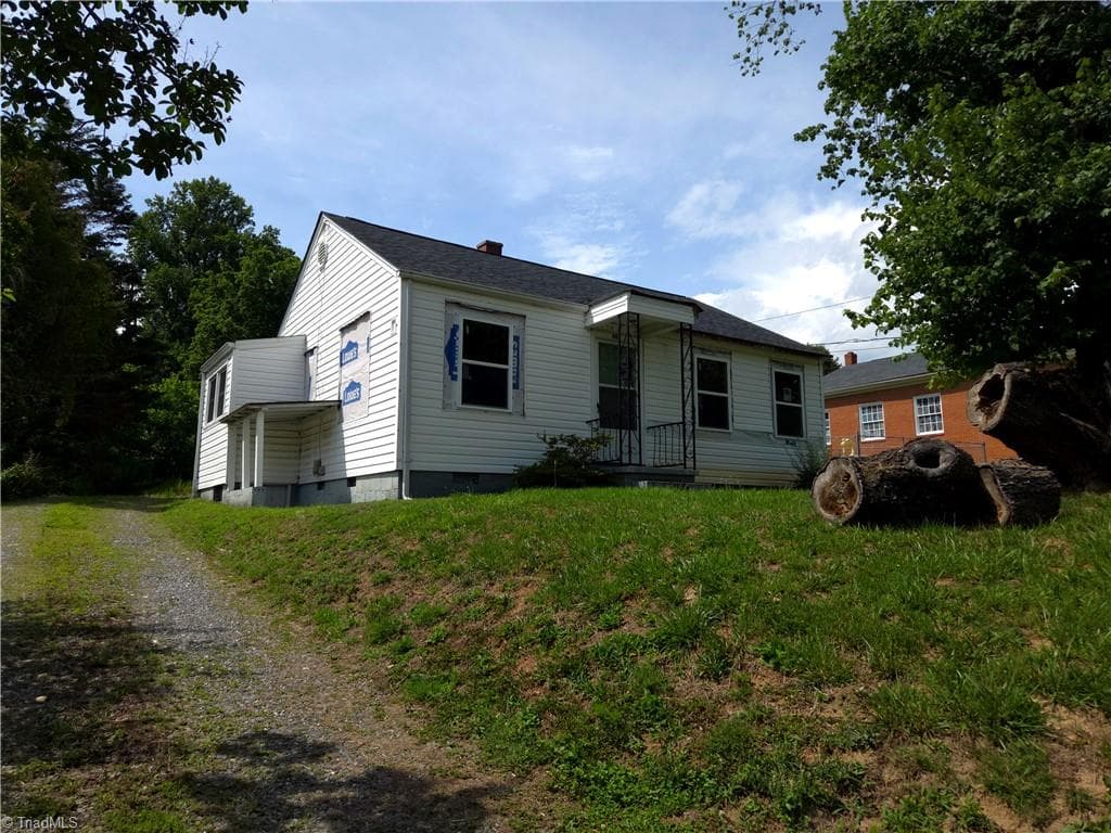 Remarks at 402 and 410 Worth Street, Mount Airy NC 27030, photo 11 of 20