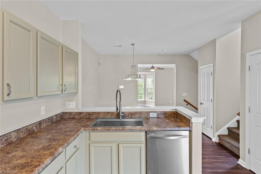 Stick/Site Built at 3813 Tarrant Trace Circle, High Point NC 27265, photo 10 of 27
