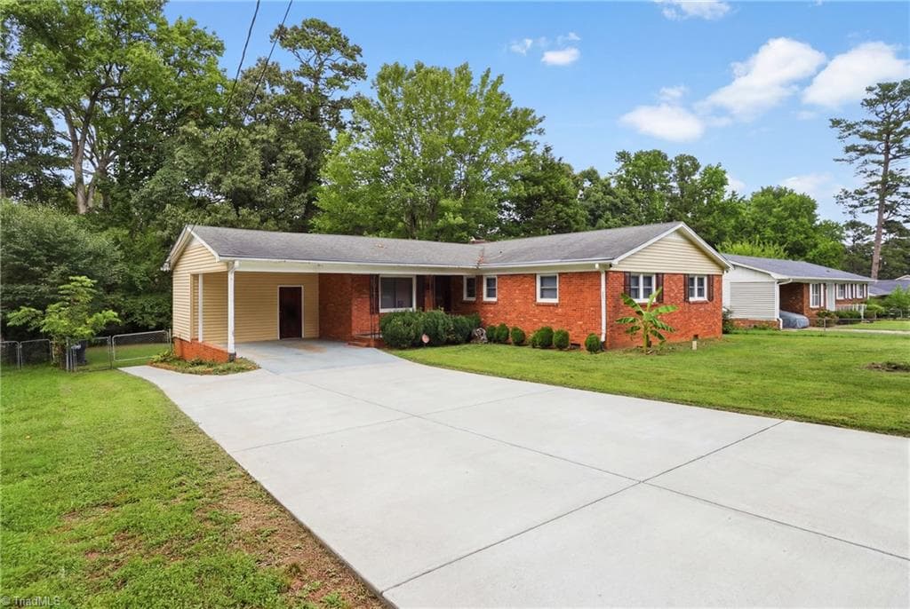 Stick/Site Built at 1609 Seven Oaks Place, High Point NC 27265, photo 2 of 37