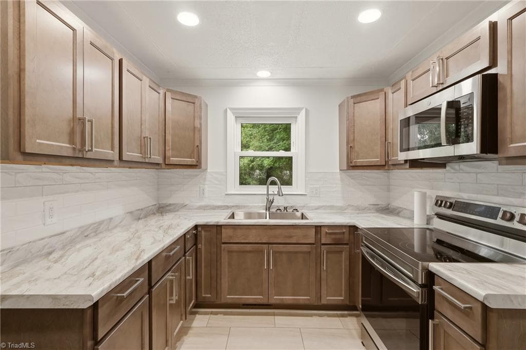 Stick/Site Built at 1609 Seven Oaks Place, High Point NC 27265, photo 12 of 37
