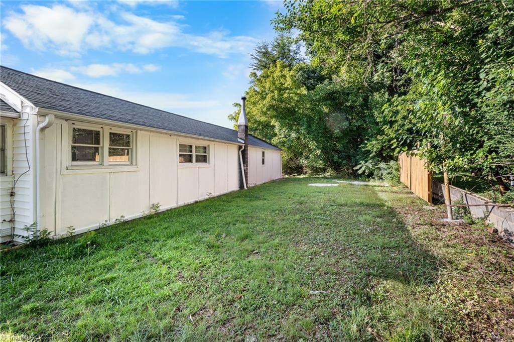 Stick/Site Built at 710 Edgewood Avenue, Thomasville NC 27360, photo 5 of 26