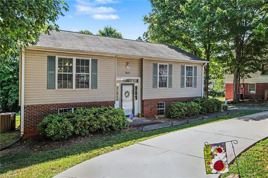 Stick/Site Built at 3015 Konnoak Drive, Winston-Salem NC 27127, Winston-Salem, photo 2 of 24