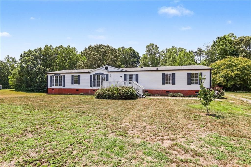 Manufactured Home at 3247 Vance Street Extension, Reidsville NC 27320, photo 2 of 33