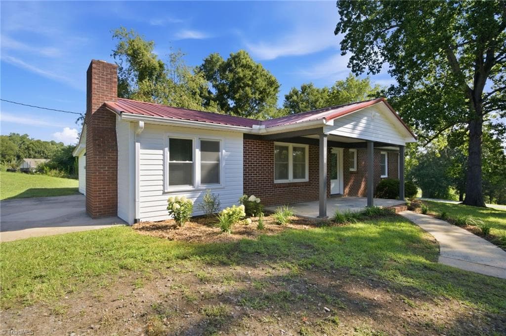 Stick/Site Built at 3123 Castle Avenue, Hickory NC 28601, Hickory, photo 2 of 34