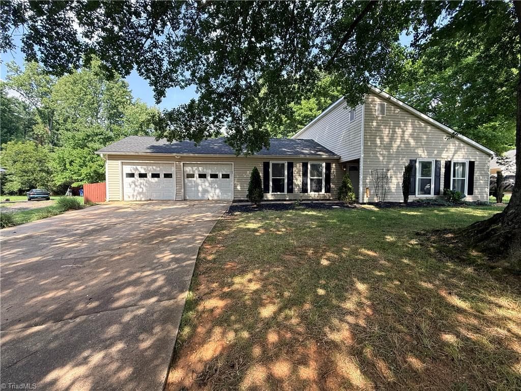 Stick/Site Built at 471 Raven Ridge Drive, Kernersville NC 27284, photo 3 of 18