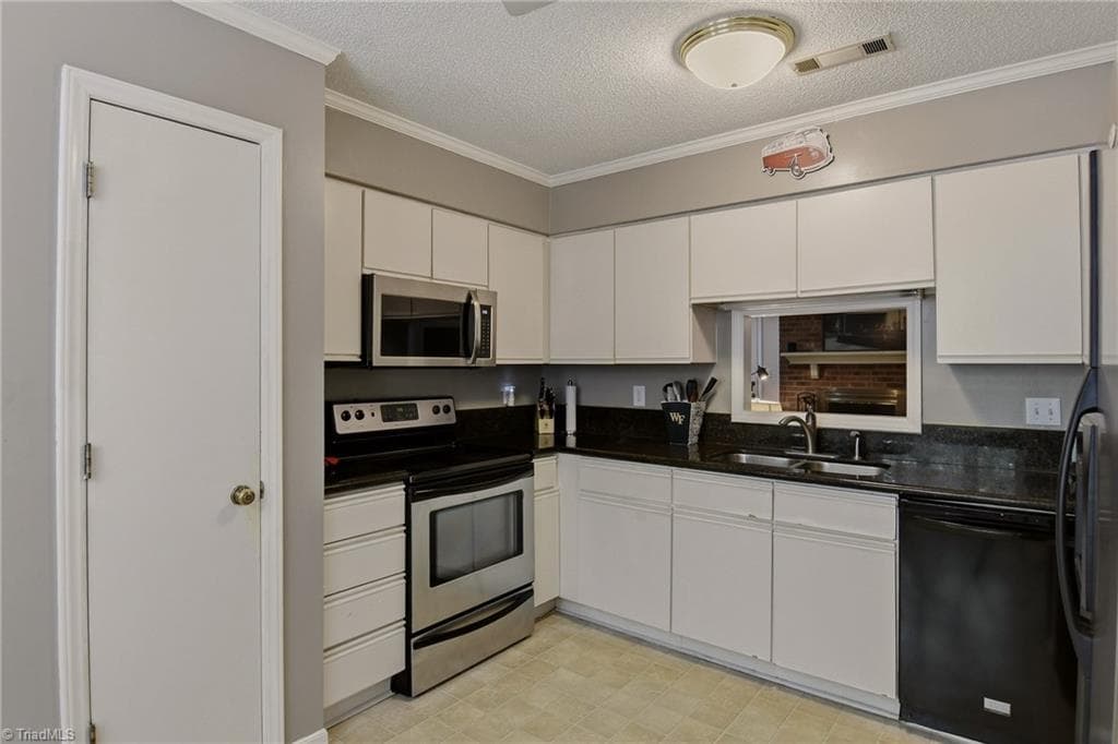 Stick/Site Built at 228 Barrington Place, Winston-Salem NC 27104, Winston-Salem, photo 15 of 31