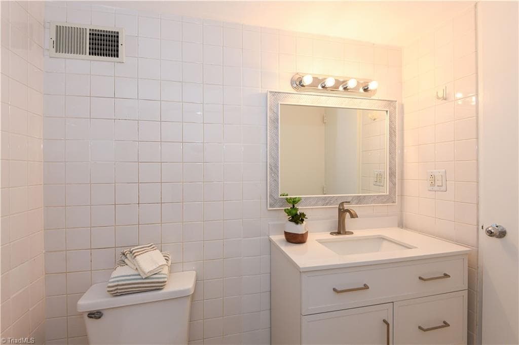 Stick/Site Built at 1101 N Elm Street # 805, Greensboro NC 27401, photo 24 of 40