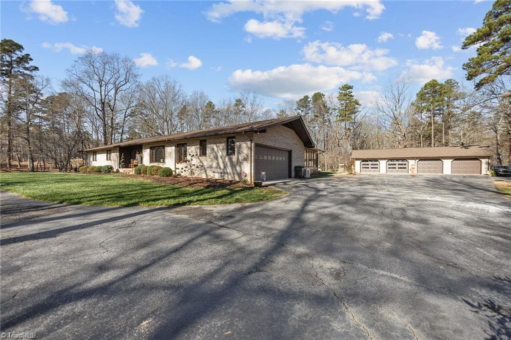 Stick/Site Built at 6955 Harlow Drive, High Point NC 27263, High Point, photo 5 of 96