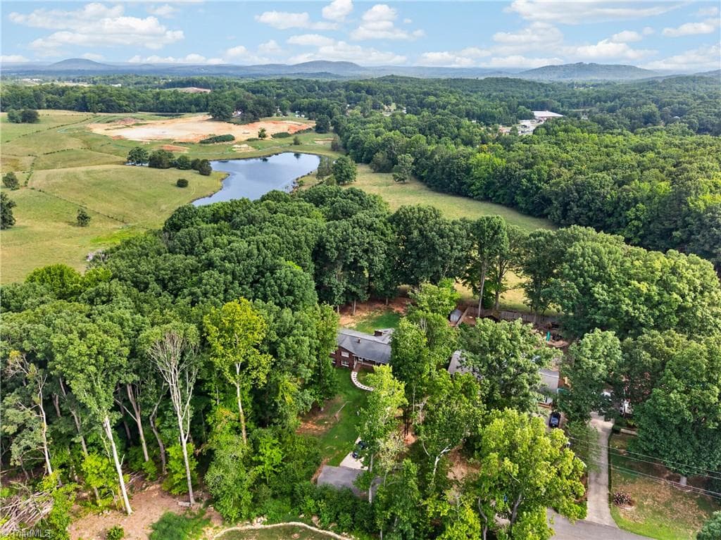 Stick/Site Built at 1116 Cranbrook Way, Asheboro NC 27205, photo 2 of 40