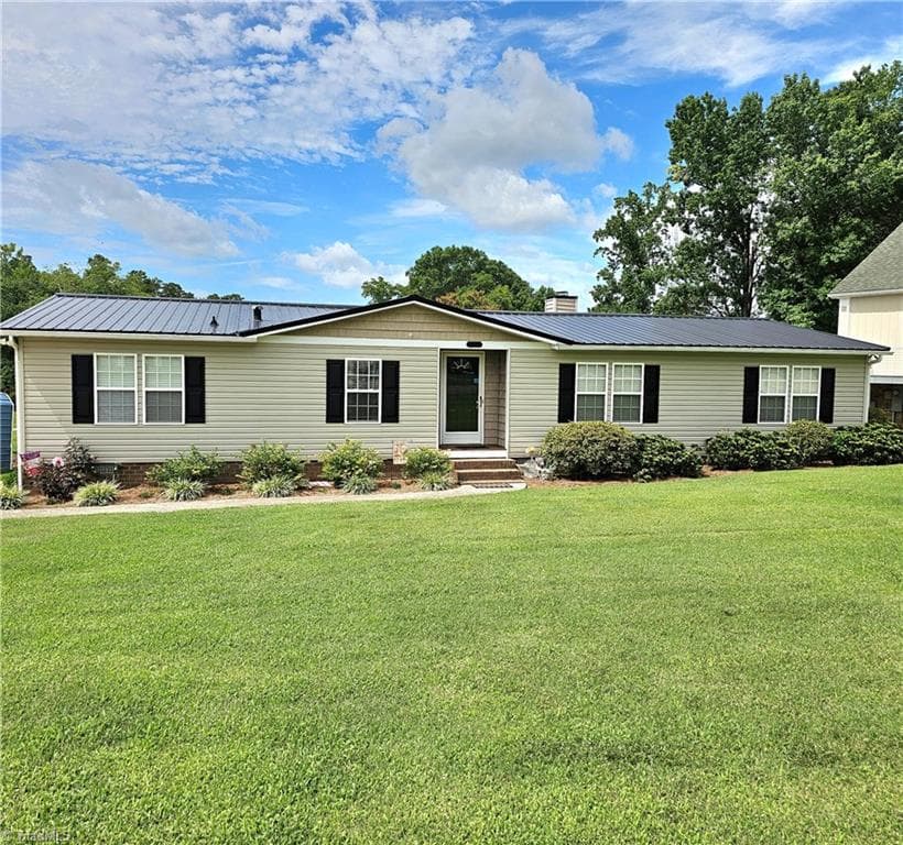 Manufactured Home at 734 Pinehaven Drive, New London NC 28127, New London, photo 3 of 44
