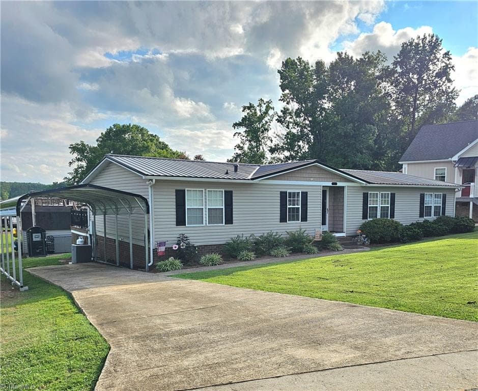 Manufactured Home at 734 Pinehaven Drive, New London NC 28127, New London, photo 4 of 44