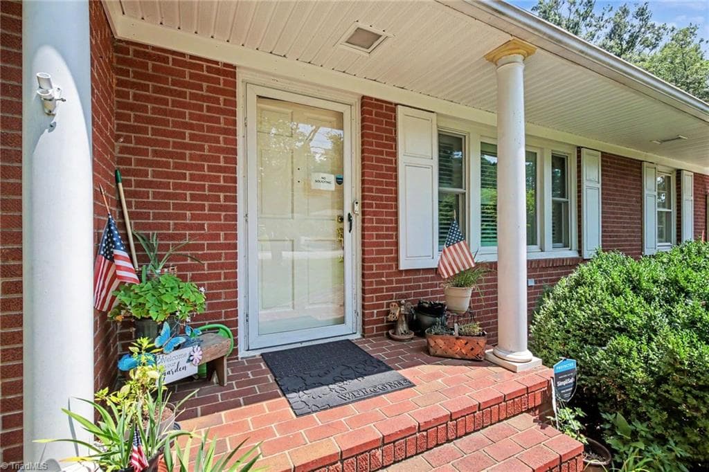 Stick/Site Built at 305 Hilltop Drive, Lexington NC 27292, photo 3 of 23