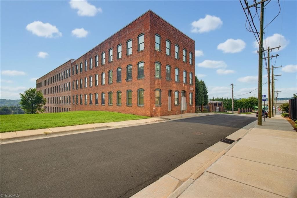 Stick/Site Built at 836 Oak Street # 306, Winston-Salem NC 27101, Winston-Salem, photo 2 of 21