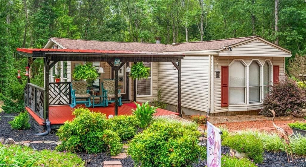 Manufactured Home at 210 Blair Drive, Reidsville NC 27320, photo 2 of 25