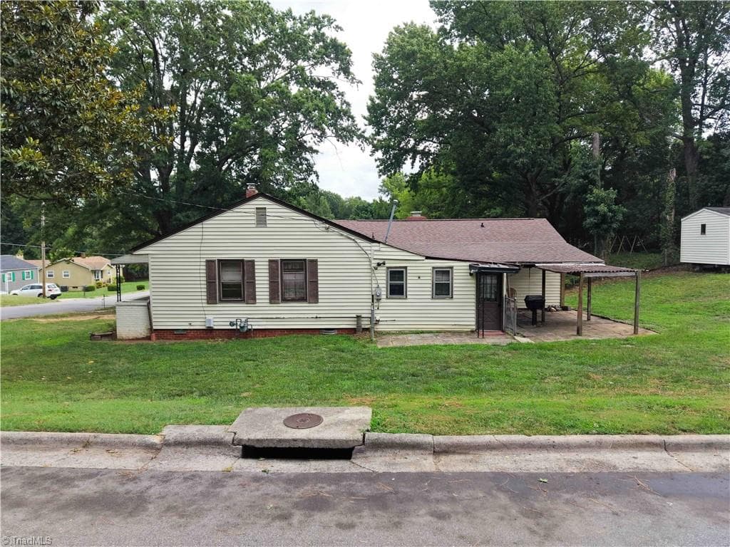 Stick/Site Built at 500 Clover Drive, High Point NC 27262, photo 6 of 41