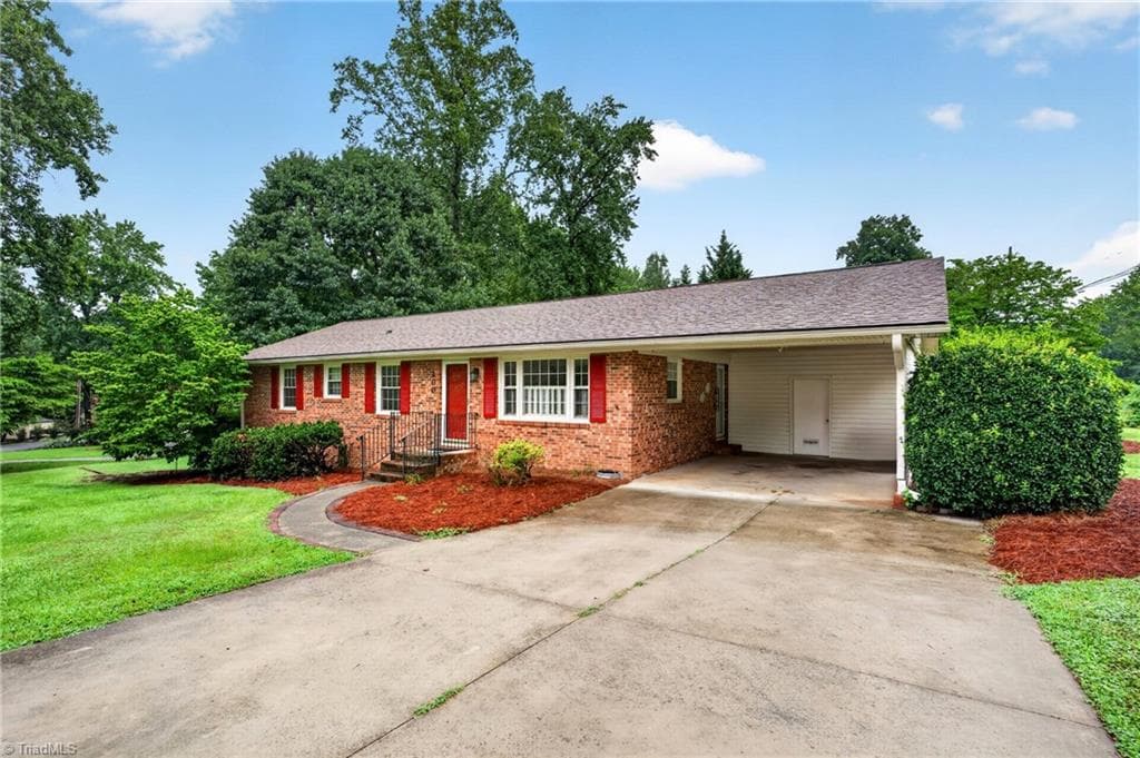 Stick/Site Built at 200 Brookview Circle, Jamestown NC 27282, photo 4 of 50