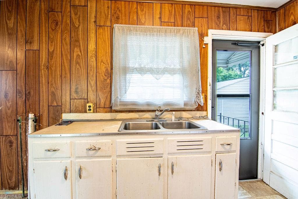 Stick/Site Built at 605 E Morehead Street, Reidsville NC 27320, Reidsville, photo 11 of 48
