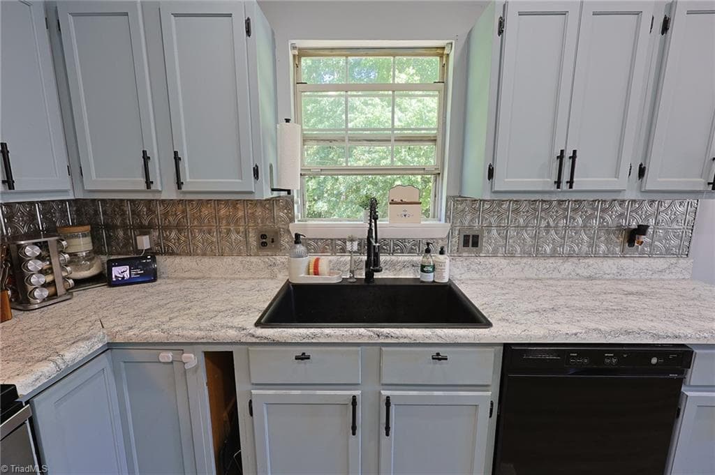 Stick/Site Built at 1474 Sherwood Drive, Reidsville NC 27320, photo 4 of 27
