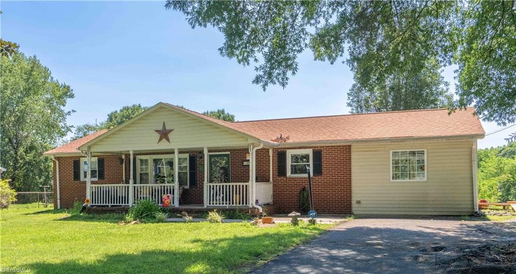 1826 Old Hollow Road, Walkertown NC 27051