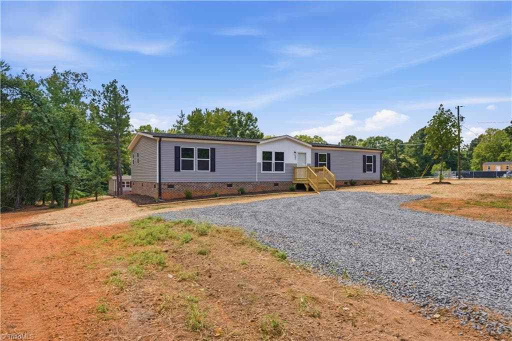 Manufactured Home at 847 Walker Street, Reidsville NC 27320, photo 4 of 47