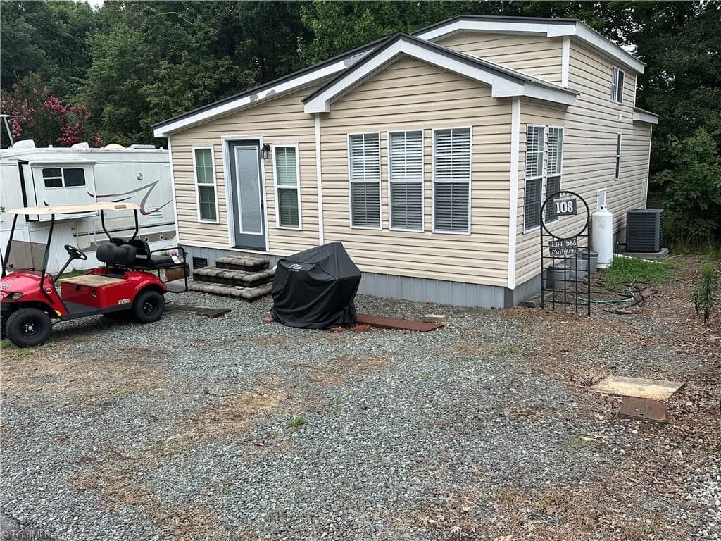 Manufactured Home at 108 Humming bird Circle, New London NC 28127, photo 32 of 50