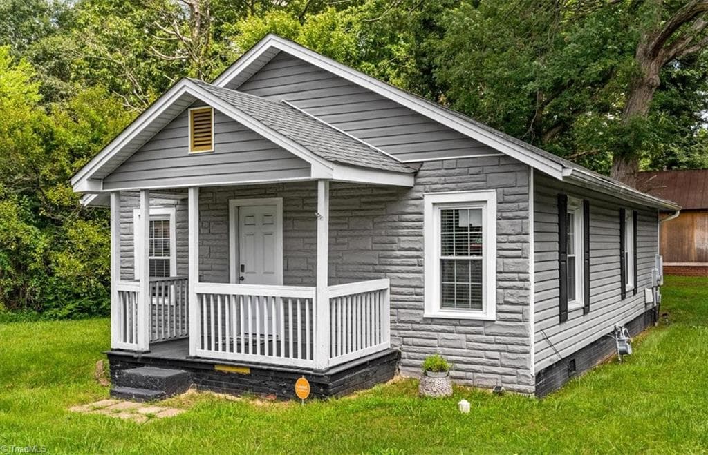 Stick/Site Built at 300 Druid Street, High Point NC 27265, photo 2 of 29