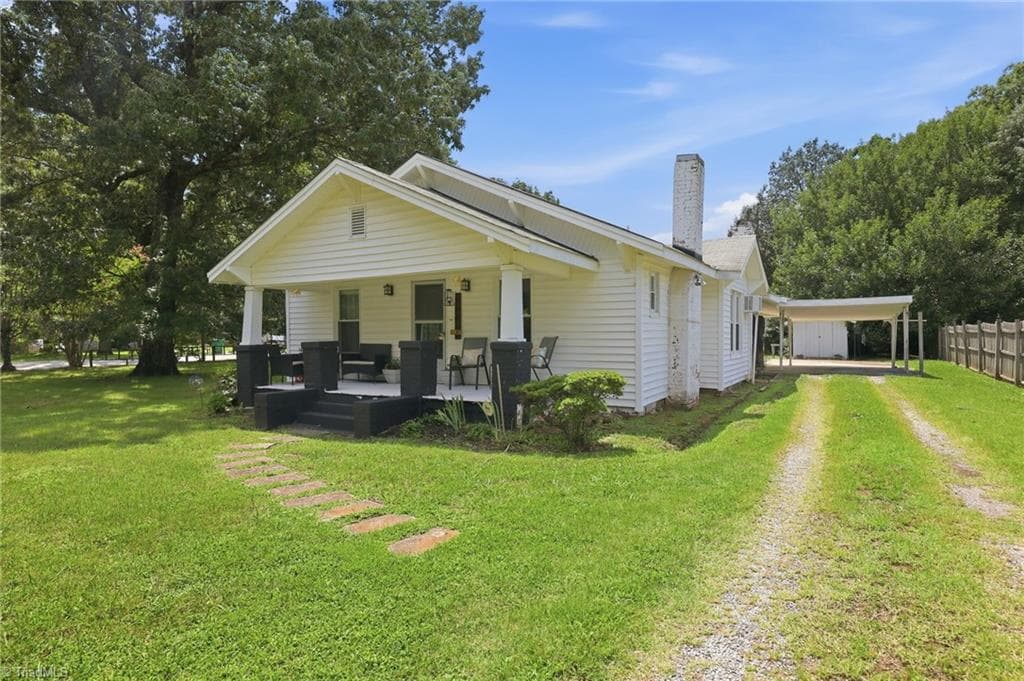 Stick/Site Built at 106 Crestwood Circle, High Point NC 27260, photo 2 of 40