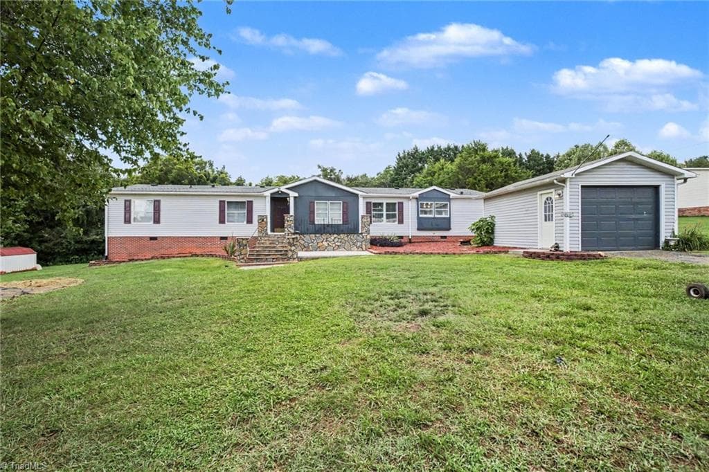 Manufactured Home at 1060 Knobview Lane, Pilot Mountain NC 27041, Pilot Mountain, photo 5 of 30