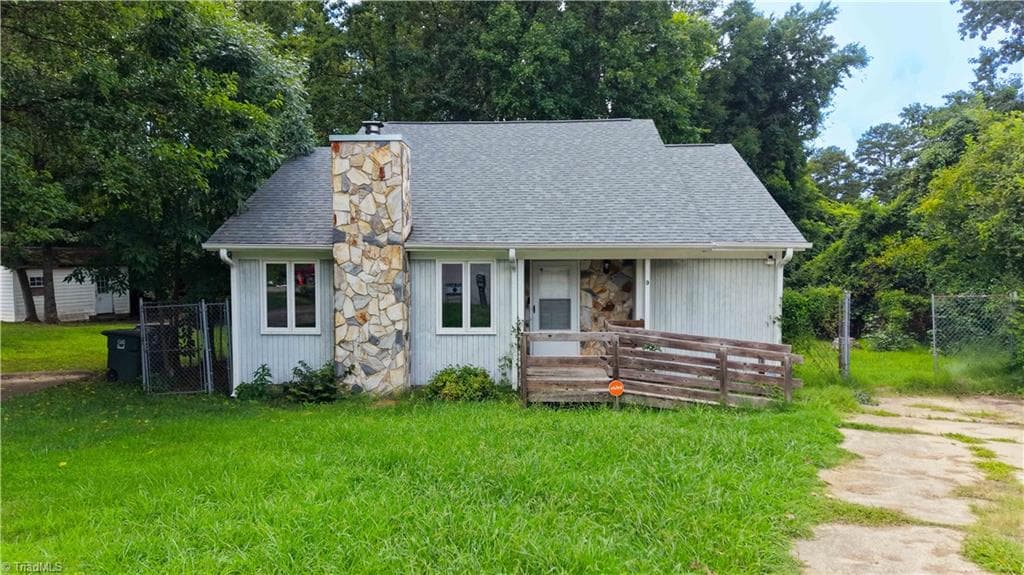 Stick/Site Built at 9 Pear Tree Court, Greensboro NC 27401, photo 2 of 36